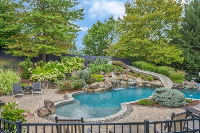 16 Manchur Ct, Raritan Twp., NJ 08822