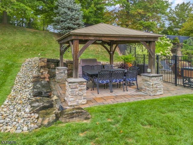 16 Manchur Ct, Raritan Twp., NJ 08822