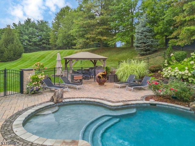 16 Manchur Ct, Raritan Twp., NJ 08822