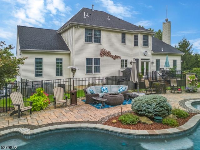 16 Manchur Ct, Raritan Twp., NJ 08822