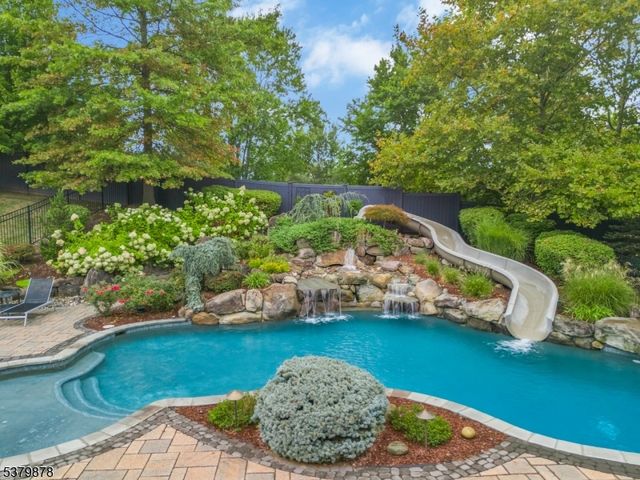 16 Manchur Ct, Raritan Twp., NJ 08822