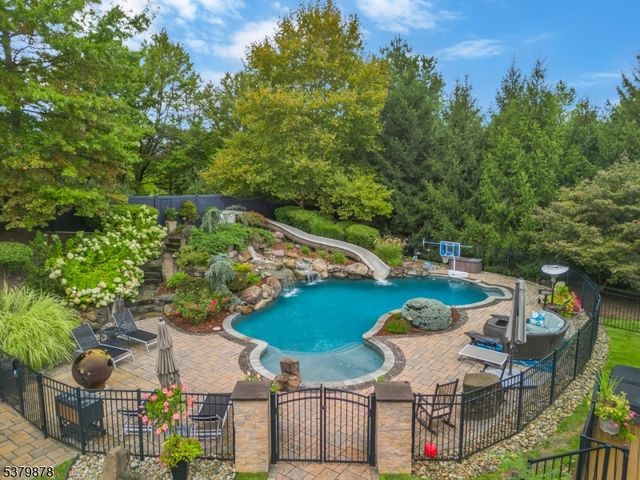 16 Manchur Ct, Raritan Twp., NJ 08822
