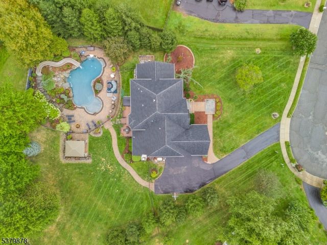 16 Manchur Ct, Raritan Twp., NJ 08822