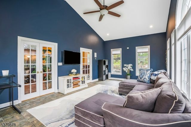 16 Manchur Ct, Raritan Twp., NJ 08822