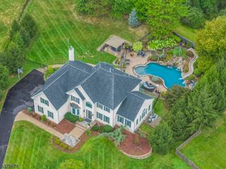 16 Manchur Ct, Raritan Twp., NJ 08822
