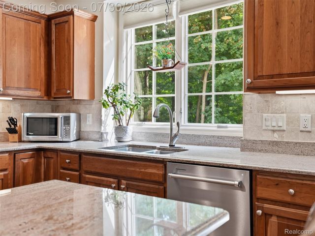 7025 Yorkshire Court, West Bloomfield Charter Township, MI 48322