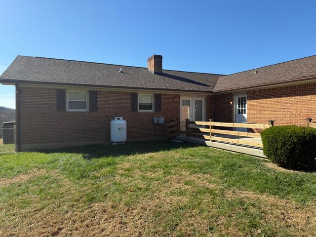 200 Sherry May ST, Covington, VA 24426