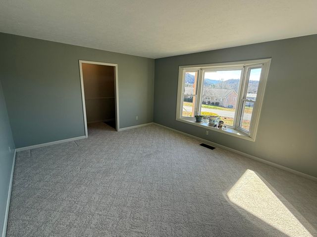 200 Sherry May ST, Covington, VA 24426