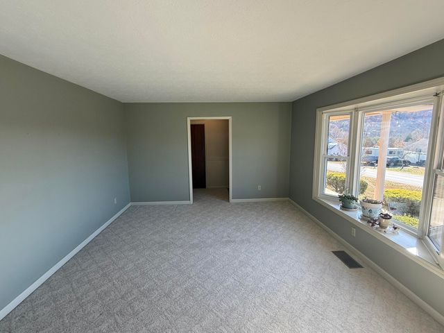 200 Sherry May ST, Covington, VA 24426