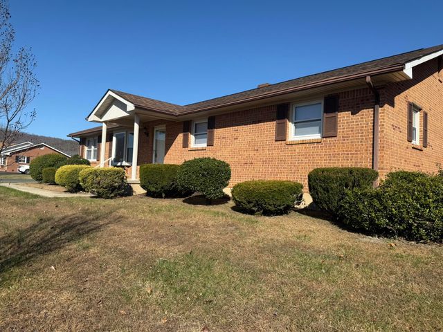 200 Sherry May ST, Covington, VA 24426