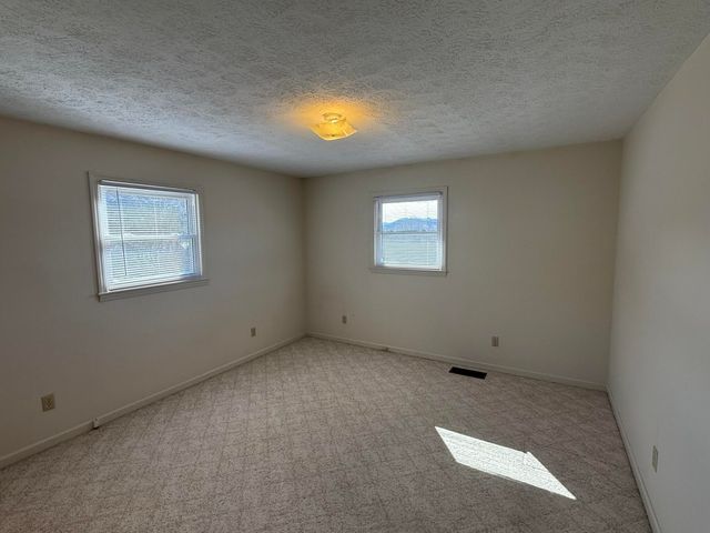 200 Sherry May ST, Covington, VA 24426