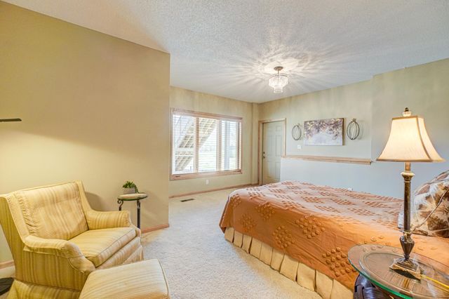 10540 Pinnacle Way, Woodbury, MN 55129