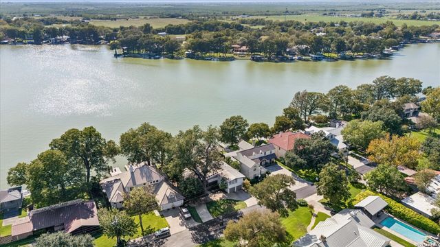 545 Admiral Benbow Ln, Mcqueeney, TX 78123