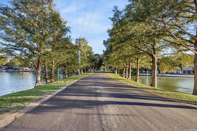 545 Admiral Benbow Ln, Mcqueeney, TX 78123