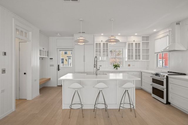 613 Commercial St, Provincetown, MA 02657