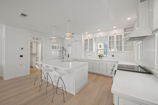 613 Commercial St, Provincetown, MA 02657