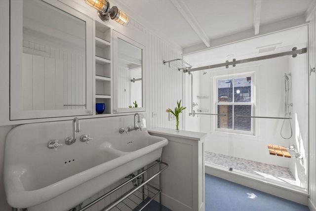 613 Commercial St, Provincetown, MA 02657