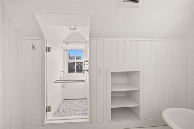 613 Commercial St, Provincetown, MA 02657