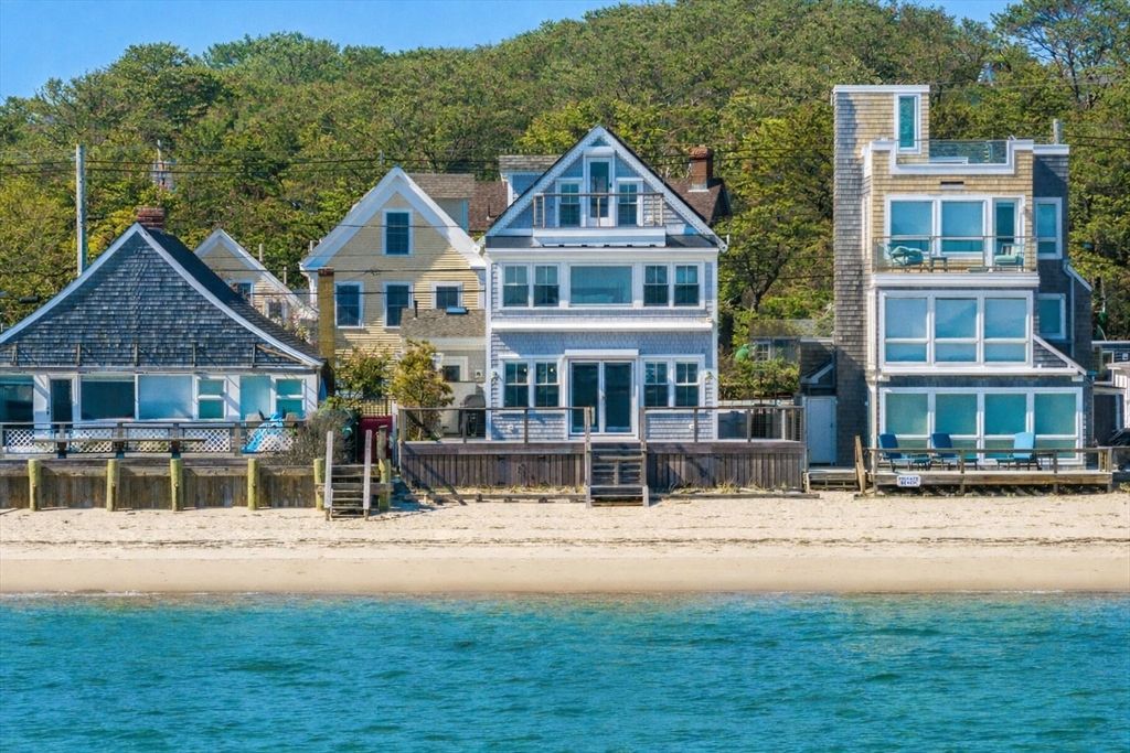 613 Commercial St, Provincetown, MA 02657