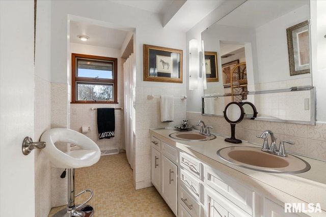 9 PINE TREE Drive, Springfield, IL 62704