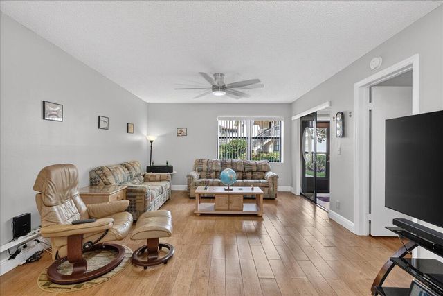 7633 Tahiti Lane 101, Lake Worth, FL 33467