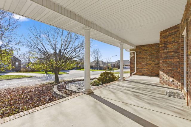 2707 W Highpoint Circle, Ozark, MO 65721
