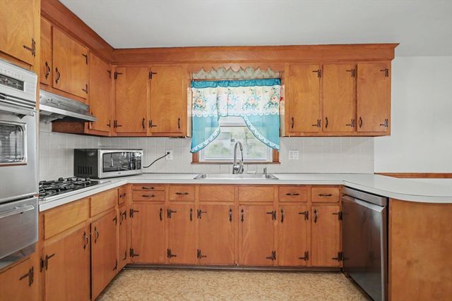 14 Kazimer Dr, Billerica, MA 01821