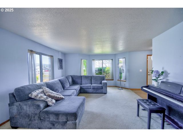 126 WESTMINSTER Dr, Kelso, WA 98626