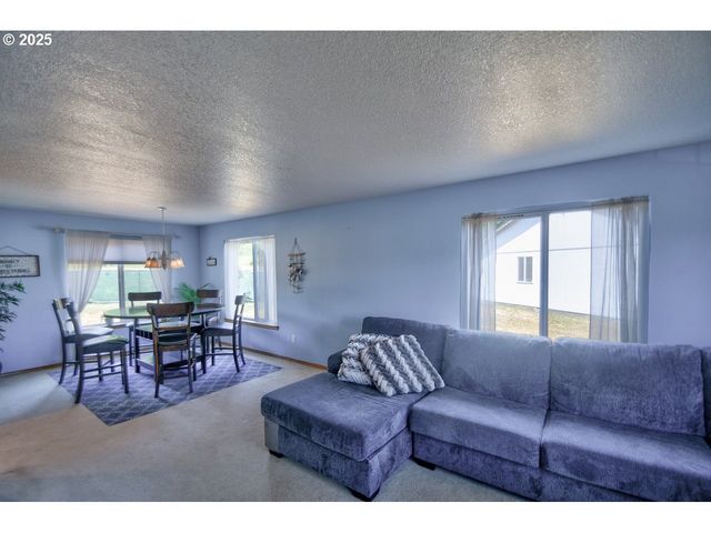 126 WESTMINSTER Dr, Kelso, WA 98626