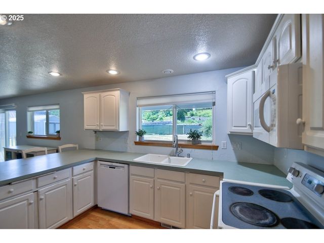126 WESTMINSTER Dr, Kelso, WA 98626