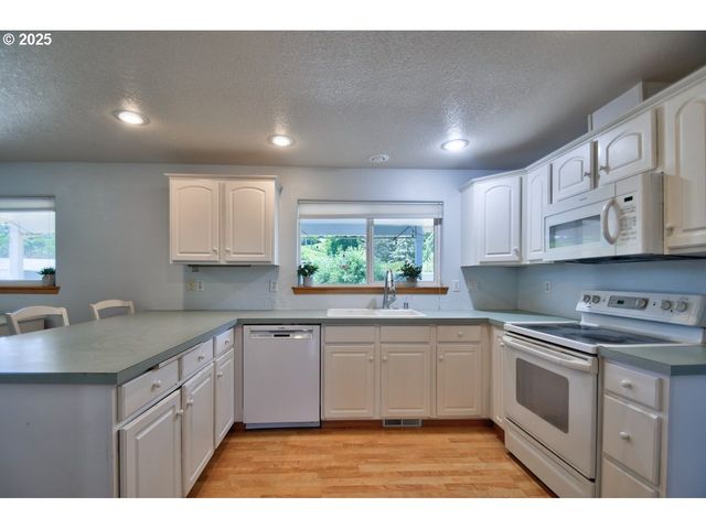 126 WESTMINSTER Dr, Kelso, WA 98626