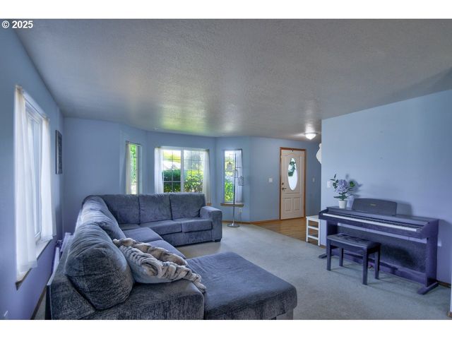 126 WESTMINSTER Dr, Kelso, WA 98626