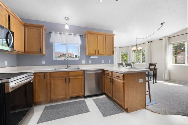 2608 Crescent Drive, Minot, ND 58703