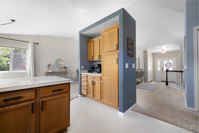 2608 Crescent Drive, Minot, ND 58703