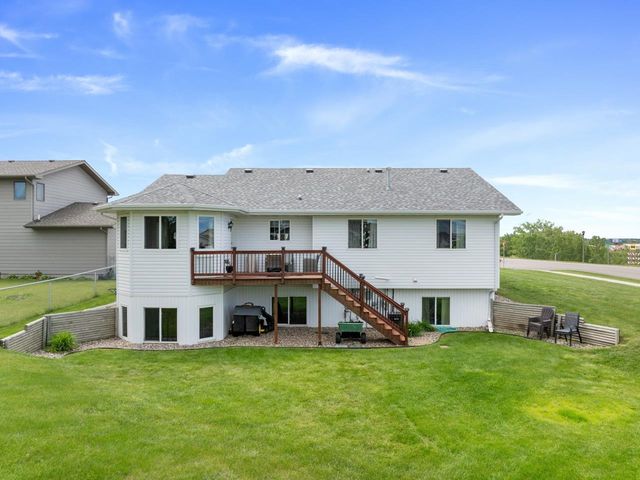 2608 Crescent Drive, Minot, ND 58703