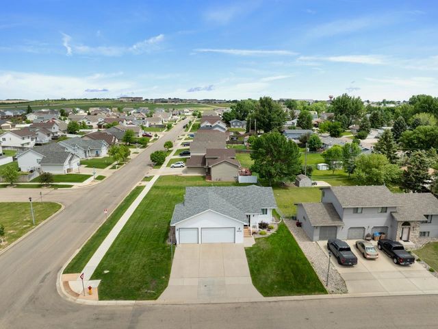 2608 Crescent Drive, Minot, ND 58703