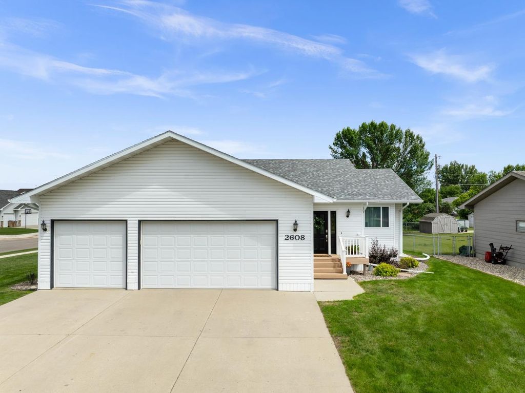 2608 Crescent Drive, Minot, ND 58703
