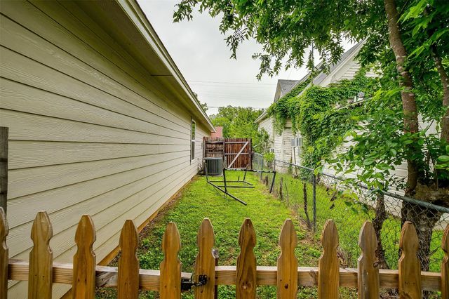 1307 N Robinson Street, Cleburne, TX 76031