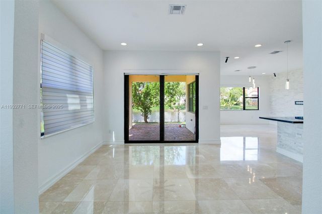 11865 SW 13th Ct, Pembroke Pines, FL 33025