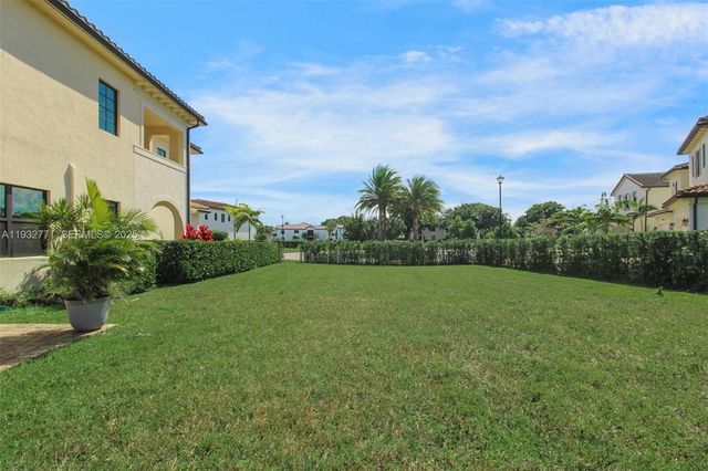 11865 SW 13th Ct, Pembroke Pines, FL 33025