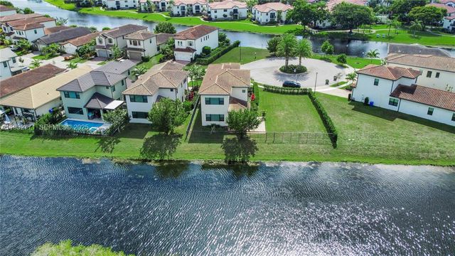 11865 SW 13th Ct, Pembroke Pines, FL 33025