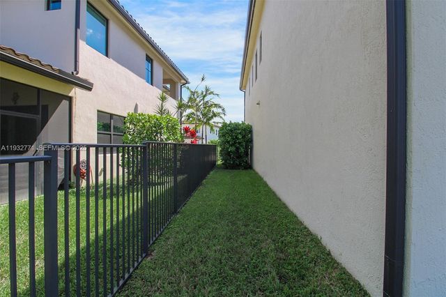 11865 SW 13th Ct, Pembroke Pines, FL 33025