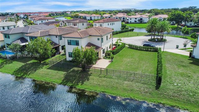 11865 SW 13th Ct, Pembroke Pines, FL 33025