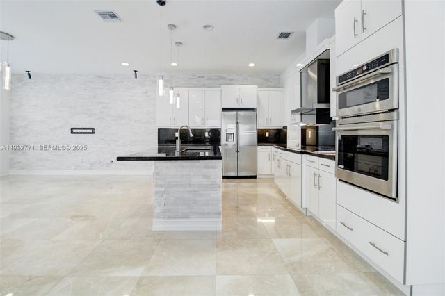 11865 SW 13th Ct, Pembroke Pines, FL 33025