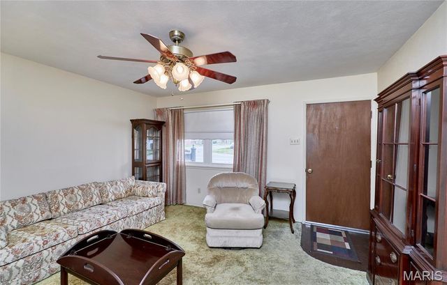 615 Central Parkway, Florissant, MO 63031