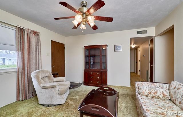 615 Central Parkway, Florissant, MO 63031