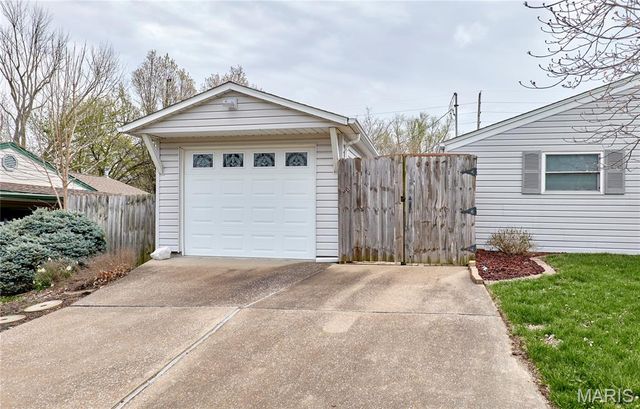 615 Central Parkway, Florissant, MO 63031