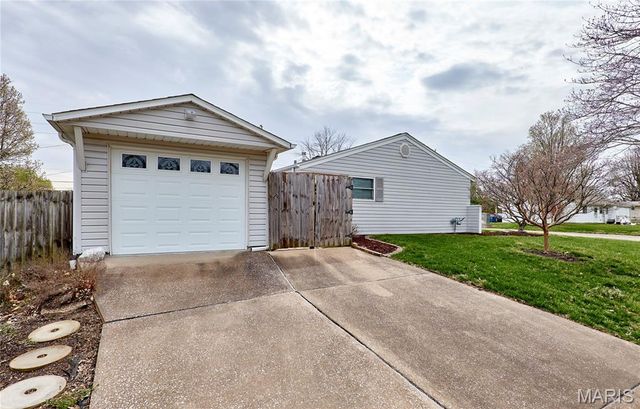 615 Central Parkway, Florissant, MO 63031