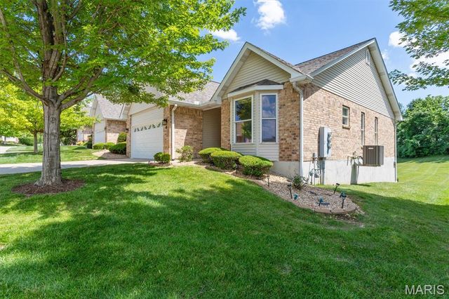 6 Country Bluff Court, St Charles, MO 63301