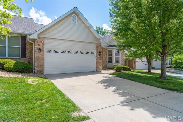 6 Country Bluff Court, St Charles, MO 63301